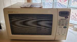 lot 339 image: Sharp Carousel Microwave  20. 5 x 15. 5 x 12 in. tall  works