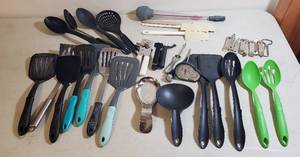 lot 345 image: Kitchen Utensils & Dish Strainer