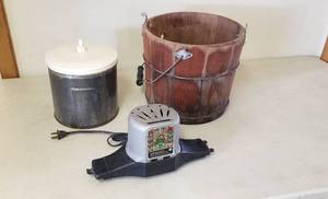 lot 365 image: Vintage Sears, Roebuck & co. 1 Gallon Ice Cream Maker  works
