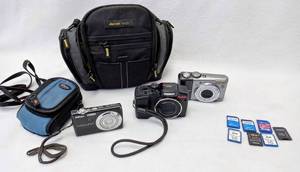 lot 390 image: Lot of 3 Digital Cameras, 2 Carrying Bags & Memory Cards