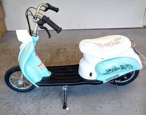 lot 412 image: Surge Girls 24V City Scooter - WhiteTeal by Dynacraft Model #8801-290DTC