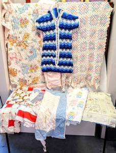lot 414 image: Lot of 8 Vintage Hand-Made (Finished & Un-Finished) Childrens Quilts & Afghans