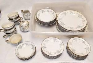 lot 428 image: MIKASA Fine China Barbizon 9289 Japan 46 Pieces  Highly Sought After