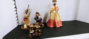 lot 1089 image: Corn husk decor