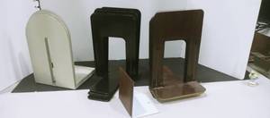 lot 1096 image: Metal book ends 19 pieces