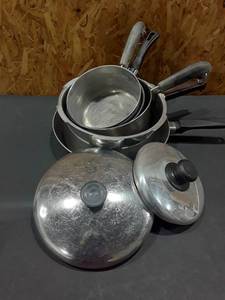 lot 1100 image: Miscellaneous Pots and Pans