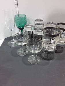 lot 1111 image: 13 pcs. Bar glasses and 2 liquor flaxes
