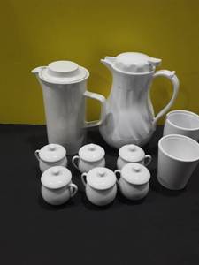 lot 1118 image: 2 Coffee Urns with 6 sugarcreamer bowls and 2 mugs