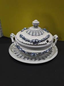lot 1119 image: Soup Tureen. Missing Ladel