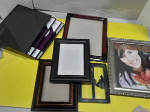 lot 1155 image: Lot of empty picture frames. Total of 9. Mostly 8 x 10