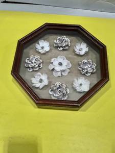 lot 1158 image: 10.5 x 10.5 x 2 Octagon shaped shadow box with sea shells
