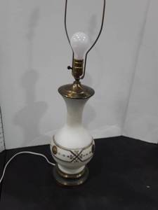 lot 1533 image: Porcelain and brass table lamp. No lamp shade