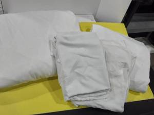 lot 1538 image: Twin bedding One complete set of sheets, a fitted sheet , mattress protector, and some miscellaneous pillow cases