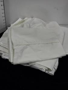 lot 1542 image: Queen bedding 2 flat sheets and 2 pillow case