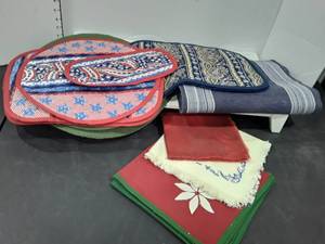 lot 1543 image: Variety of placemats and napkins