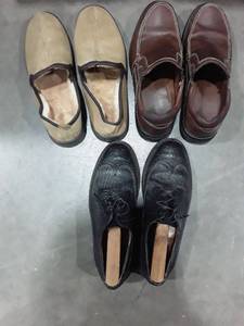 lot 1558 image: Mens shoes. 2 pair dress shoes and 1 pair house slippers . Size 9