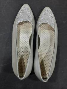lot 1560 image: Womens dress shoes. Size 6