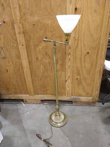 lot 2001 image: Brass floor lamp 55x18