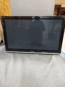 lot 2027 image: Panasonic flat screen tv with wall mount and remote 40 x 26 in.
