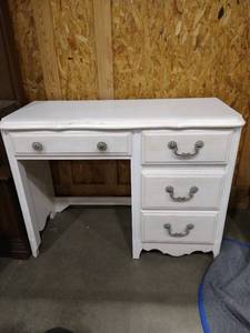 lot 2028 image: Off white 4 drawer writers desk 30 x 40 x 18 in.