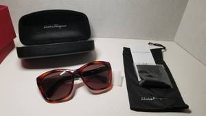 lot 5225 image: Ferragamo SF957S Women Sunglasses