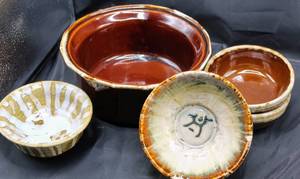 lot 1321 image: (5) Pieces Glazed Pottery Including McCoy 7076 Casserole Dish, (2) Brown Drip Bowls