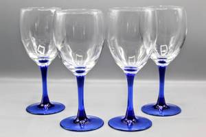 lot 1478 image: (4) Cobalt Blue Vintage Stemmed Wine Glasses