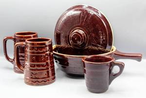 lot 1498 image: Vintage Marcrest Daisy Dot Stoneware Covered Handled Casserole Dish, (3) Daisy Dot Stoneware Mugs