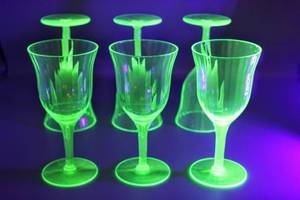 lot 1438 image: (6) Antique Vintage Green Vaseline Uranium Depression Wine Goblets Glasses