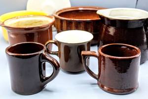lot 1512 image: (8) Piece Lot of Vintage Pottery and Crockery - Includes Brown Betty Oven Crock