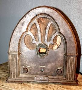 lot 1524 image: Windsor Industries Model 2136, 1932 Cathedral Replica Old Time Radio