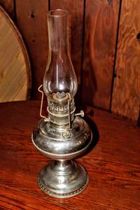 lot 100 image: Beautiful Antique 1904 Perfection Oil Lamp