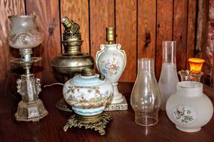 lot 11 image: Assorted Vintage and Antique Lamp Lot