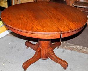lot 3 image: Gorgeous Vintage Solid Wood Dining Table 42 Round
