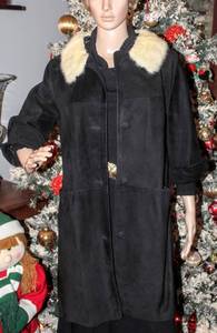 lot 1630 image: Vintage Long Black Suede Womens Coat with Fur Collar Size 12