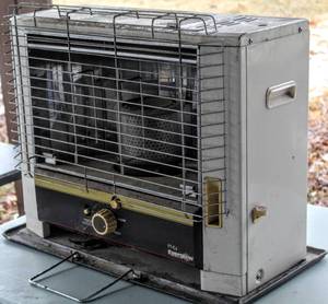 lot 1562 image: Everglow PT-E4 Kerosene Heater