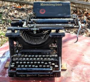 lot 26 image: Remington Typewriter Standard 11 - Circa 1920