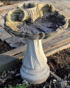 lot 30 image: Amazing Vintage Oyster Shell Cement Bird Bath