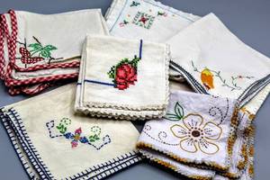 lot 1642 image: VintageAntique Hand Embroidered Crochet Linens & Handkerchiefs