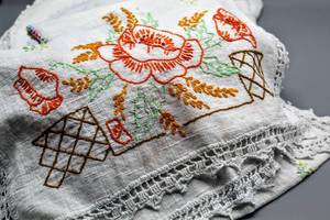 lot 1649 image: Large Lot of Vintage Table Cloths, Runners, Napkins, Linens