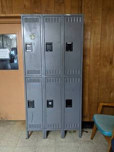lot 8915 image: Lockers, One Locker Does Not Open