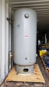 lot 9414 image: 200 Gal Receiver Tank