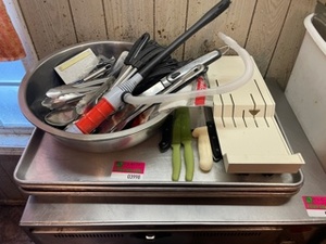 lot 3998 image: Assorted Utensils, Cutco Knives
