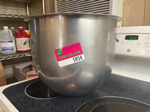 lot 5954 image: Large Mixing Bowl