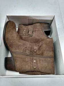 lot 33038 image: White Mountain Paulina Boots Womens Shoes, Size 9.5M