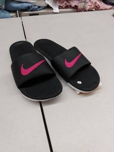 lot 33124 image: Nike Sandals, Size 10