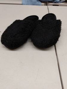 lot 33126 image: Isotoner Slippers, Size 7.5-8
