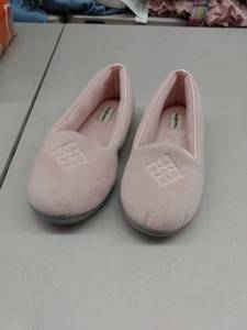 lot 33147 image: Dearfoams Slippers, Size Medium 7-8