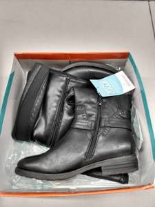 lot 33200 image: Baretraps Abram Wide Calf Boots Womens Shoes, Size 8.5M