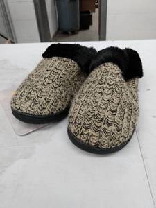 lot 33304 image: Mukluks Slippers, Size L 9-10